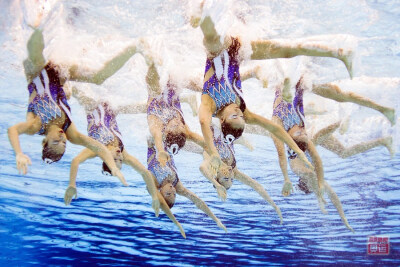 当地时间8月9日，2012年伦敦奥运会花样游泳比赛，中国花游队在比赛中水下动作特写。