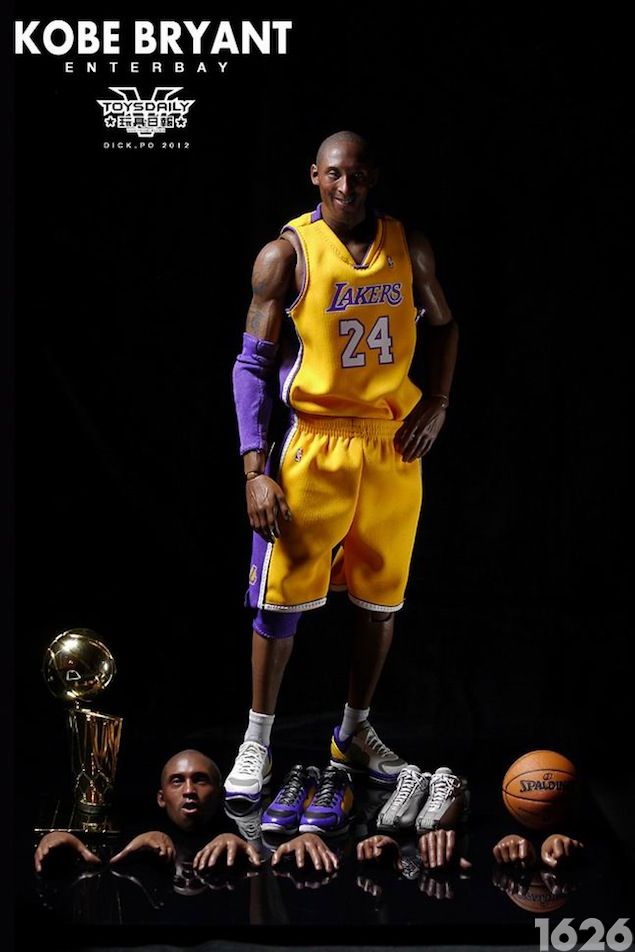 在大尺寸仿真人偶这个领域中以电影或者漫画人物为模板多不胜数，但以NBA球星为设计蓝本却几乎不见，让喜欢篮球的玩具收藏迷一阵叹息。但这种情况在最近被打破，因为香港玩偶品牌Enterbay最近在2012年香港动漫节中公…