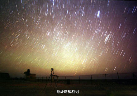 【8·12英仙座流星雨，希望谁陪你一起看？】中国科学院紫金山天文台今天公布8月将有英仙座流雨，在一小时内欣赏到几十颗美丽的黄绿色流星，对非专业流星观测者来说也很利于观看。据预报，英座流星雨的极大很可能出现在8月12日20 时至22时30分，预计每小时辐射点天顶流量可达100以上。「信息时报」