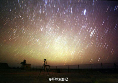 【8·12英仙座流星雨，希望谁陪你一起看？】中国科学院紫金山天文台今天公布8月将有英仙座流雨，在一小时内欣赏到几十颗美丽的黄绿色流星，对非专业流星观测者来说也很利于观看。据预报，英座流星雨的极大很可能出现…