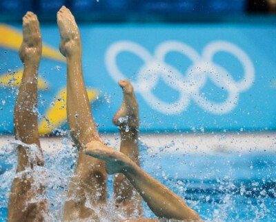足尖与指尖的舞蹈 8月7日，伦敦奥运会花样游泳双人自由自选动作决赛上，参赛运动员纷繁多姿的足尖和指尖动作吸引观众。