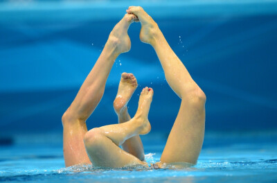 肢体的美感。奥运会花样游泳。