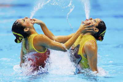 地时间8月6日，花样游泳双人自由自选比赛，墨西哥组合Isabel Delgado Plancarte和Nuria Diosdado Garcia在比赛中喷水。