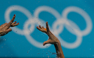 8月7日，伦敦奥运会花样游泳双人自由自选动作决赛上，参赛运动员纷繁多姿的足尖和指尖动作吸引观众