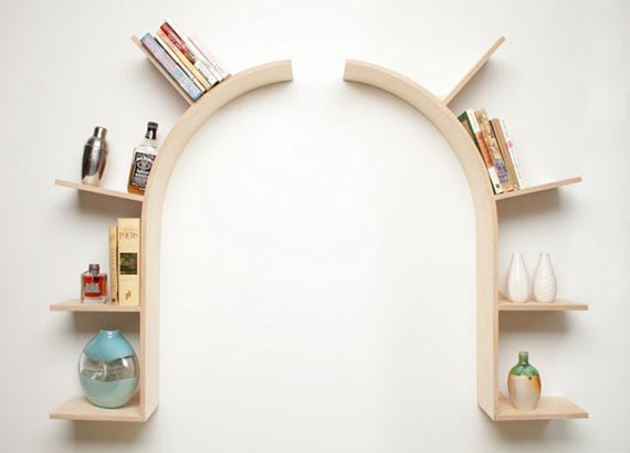 这款流线型摩登拱形书架[Modern Arched Bookshelves]是由 Perfekte Velle 创意设计工作室所设计，它由两片划着漂亮弧形的置物架组成。使用者可以充分发挥自己的创造力，将它们自由的个性化安装在墙壁上——分开、或连接在一起，组成各种不同的形态，既可收纳书籍、也可以放置其它小杂物，给人干净清爽之感。摩登未觉，优雅倒是。