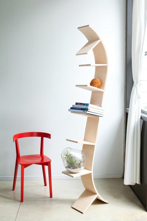 这款流线型摩登拱形书架[Modern Arched Bookshelves]是由 Perfekte Velle 创意设计工作室所设计，它由两片划着漂亮弧形的置物架组成。使用者可以充分发挥自己的创造力，将它们自由的个性化安装在墙壁上——分开、或连接在一起，组成各种不同的形态，既可收纳书籍、也可以放置其它小杂物，给人干净清爽之感。摩登未觉，优雅倒是。