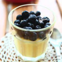 【蓝莓蛋奶布丁】把鸡蛋打成蛋液加入牛奶继续搅拌，避免起泡，然后加入锅中小火加热。同时撒布丁粉继续一个方向搅拌，差不多有点粘稠之后装入容器，放进冰箱冷藏，30min后取出，在布丁上点适量蓝莓果酱即可