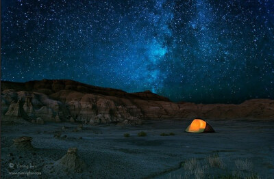 星空下的帐篷夜宿美国新墨西哥高原沙漠，繁星满天，四周怪石林立，实乃非常之体验