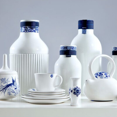 荷兰传统瓷器皇家代尔夫特公司推出了一个新的瓷器系列，当代怀旧的风格，用最纯净的方式来诠释瓷器的美。挺像青花瓷的。