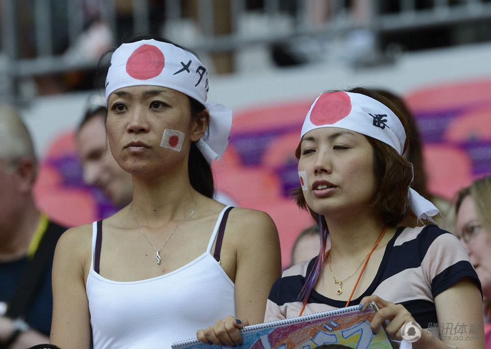 8月9日，日本队球迷观看比赛。当日，在伦敦奥运会女子足球决赛中，美国队以2比1战胜日本队，夺得冠军。