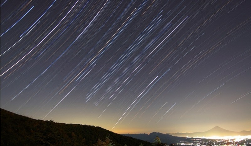 中国科学院紫金山天文台公布8月天宇“剧场剧目”: 英仙座流星雨、月掩金星、金星西大距、水星西大距、火星合土星、海王星冲日等6个重要天象将齐现。其中,英仙座流星雨是可以让人们在一小时内欣赏到几十颗美丽的黄绿色流星。http://www.dd369.com/html/news/2012/08/11/13866.html