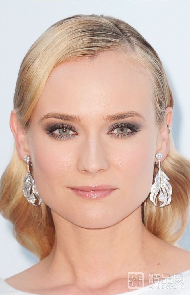 Diane Kruger （模特、演员、主持人）妆容重点：雾面底妆。亚光质感的雾面底妆完美无瑕，眼周用灰蓝色晕染出烟熏状，亮泽感的唇和耳环交相辉映。