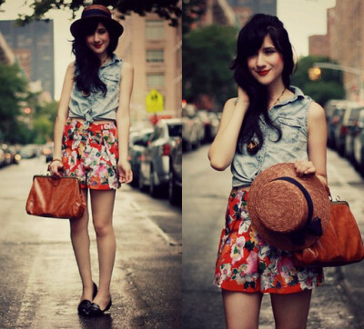 牛仔衣搭配小草编帽。碎花短裙和复古小包。