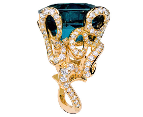 “La Bague”中文译为“戒指”，Dior Joaillerie 高级珠宝设计师 Victoire de Castellane 引用名画家马格列（René Magritte）的名画 Ceci n‘est pas une pipe “这不是一个烟斗”做为其设计灵感来源，将超现实主义概念运用在“La Bague”设计中。如同艺术涂鸦般，“La Bague”系列将 l、a、b、a、g、u、e 七个英文字母以草写字体形成精美戒托，并于字母上镶满晶透钻石，环绕戒台中央丰润饱满的碧玺主石，衬托每一颗 15 克拉以上顶级碧玺的高雅与亮度。结合艺术创意与优雅于一身，“La Bague”开创高级珠宝的新视野