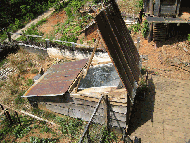 Rod Rylander’s Hobbit House - Skylight半地下温室外