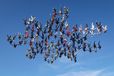美国，伊利诺伊州：138名跳伞运动员组合成破纪录的雪花造型，飞越渥太华上空。