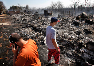美国，俄克拉荷马州，路德：大火过后，居民们无奈地看着满目疮痍的家园。据说，这场大火是有人精心策划的。