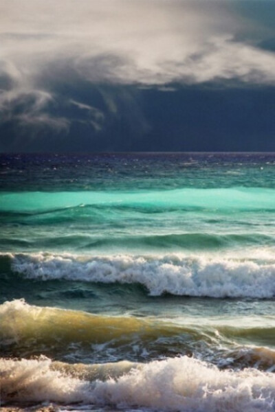 大雨来临前的海岸，华丽的三色浪花