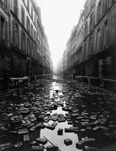 1910年巴黎大洪水给街区带来的破坏景象。图片来自巴黎历史图书馆。..