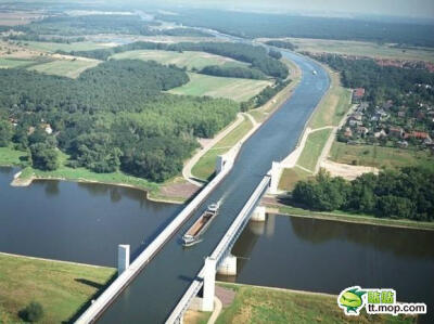 德国的马格德堡水桥，跨在河流上面的桥梁竟是另一条河流