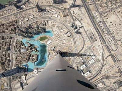 迪拜的哈利法塔摩天大楼，该建筑物的高度为828米（有163层）。摄影师好有勇气.......