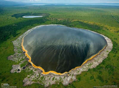 乌干达伊丽莎白女王国家公园（Queen Elizabeth National Park）内的火山湖，拍摄于2011年11月，来自《国家地理杂志》。摄影师：Joel Sartore