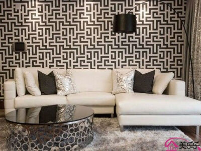 惠特妮·休斯顿的嗓音表现的坚强有力，其家居风格也保持了一贯的明朗作风。随着这位乐坛天后的陨落，她的家也成了大家缅怀的一个寄托。