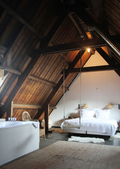 A stunning loft bedroom with swing 在家里荡个秋千
