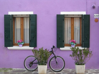 【Burano 布拉諾島】是義大利威尼斯潟湖上的島嶼，以手工蕾絲和彩色房子聞名於世。據說1481年達芬奇從希臘小城鎮Lefkara購回米蘭大教堂使用的壇布後，引進了花邊蕾絲，此技術於該島上生產製作，日後逐漸成為當地特產…