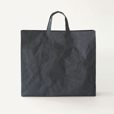 「SIWA纸和」袋子 Cushioned case bag 拥有传统和纸制纸厂“大直”和工业设计师深泽直人一起制作完成的。创新了和纸的原料，用抄纸工艺，做出了具备耐用性与良好触感的新材料“Naoron”！优秀的抗撕扯能力，就算在…