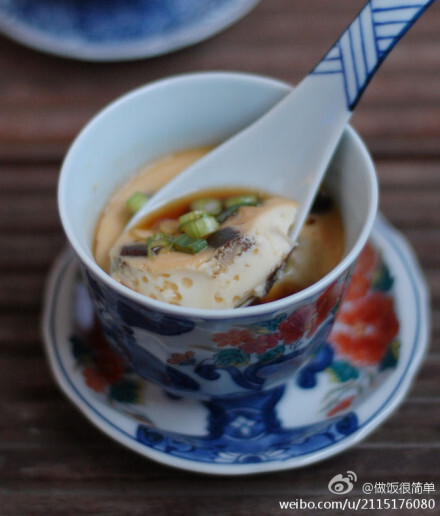 【日式香菇蒸蛋】材料：鸡蛋、高汤、香菇；做法:1.香菇用剪刀剪成条状，加入容器里；2.鸡蛋打散，加入高汤拌匀，用细致的漏勺过滤蛋液；3.倒入容器里，用勺子把蛋液表面的气泡除去；4.凉水放入蒸锅，大火，上汽后，…