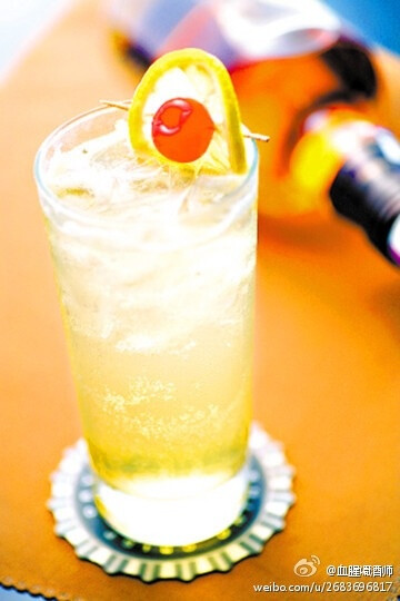 【汤姆柯林斯Tom Collins】适合夏天，口感清爽~材料：辛辣金酒45ml，柠檬汁1/2个量，砂糖3茶勺，苏打水补足剩余，柠檬片1片，红樱桃1个 制作：(1)将金酒、柠檬汁、砂糖轻轻摇和(2)将摇和好的酒倒入高杯中(3)加入冰块…