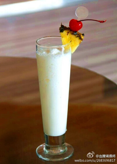 【椰林飘香Pina Colada】诞生在迈阿密，椰奶香和果香充满了热带风情~酒精度也不高，很适合女孩子在海边喝呢~白朗姆1盎司，马利宝½盎司，椰奶1½盎司，菠萝汁3盎司，将基酒及辅料倒入搅拌机，加冰，绞碎，倒入飓风杯，…