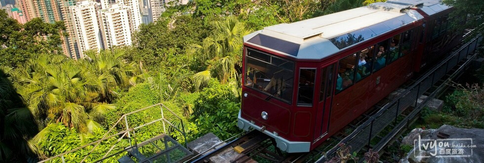 去你的旅游第一站：香港！3、太平山顶还是观赏香港美妙夜景的最佳去处，其中又以缆车总站附近古色古香的狮子亭和空旷怡人的山顶公园为最佳观赏位置。每当夜幕降临之际，站在太平山上放眼四望，在万千灯火的映照下，港岛和九龙宛如镶嵌在维多利亚港湾的两颗明珠，交相辉映。中环地区更是高楼林立，壮观无比。 太平山以其得天独厚的地理环境和人文景观，成为人们到香港的必游之地。