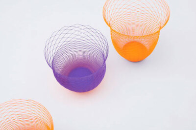 AIRVASE由東京TORAFU的建築師設計，是紙的容器，可以拉長到一個花瓶，盤子或碗