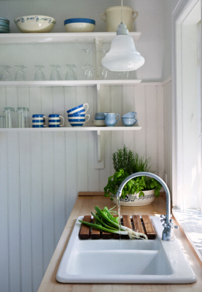 如此簡單的廚房，白色牆面加原木檯，和藍色杯子，令人愉快的畫面。 來源http://www.skonahem.com/