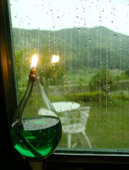 Be strong now because things will get better. It may be stormy now, but it can&#39;t rain forever. 现在，坚强一点，因为事情总会变得更好。现在也许还是暴风雨，但雨不会一直下下去。