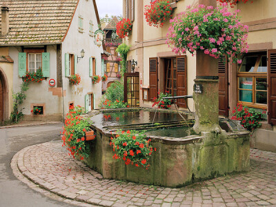法國阿爾薩斯Alsace噴泉，Alsace是法國東部一個地區緊鄰德國最重要的邊境，，首府史特拉斯堡(strasbourg)因地理位置恰好在歐陸中心，所以自古以來即有『歐洲十字路口』的稱號，此為歐盟議會地點。