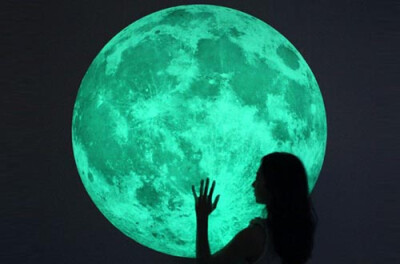夜光月亮壁纸（Moonlight Sticker）由韩国i3lab设计，壁贴的纹路是参照真实的月球表面，而 素材则是来自法国天文摄影师Norbert Rumiano 的照片“Clair de Lune”，从65 张月球照片 中组合出完整的面貌，彷佛将真的月…