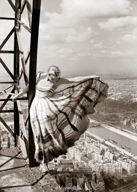  Lisa Fonssagrives on the Eiffel Tower,1939?。Lisa Fonssagrives站在埃菲爾鐵塔上，穿著Lucien Lelong的格紋散擺連衣裙，在毫無安全保護的情況下，以羽化而去的姿態舒展在巴黎上空。這張照片被後世不計其數的攝影…