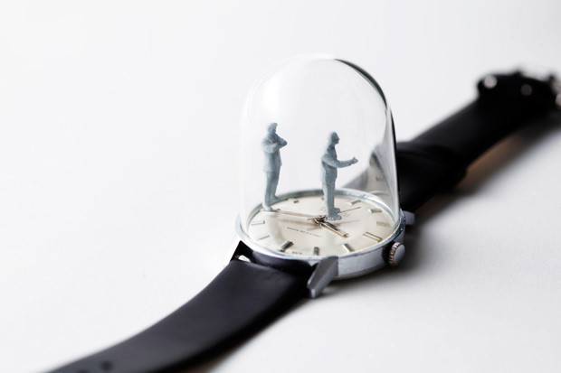 艺术家DominicWilcox（via:http://www.dominicwilcox.com/watchsculptures.htm）用古董表和塑料小人记录下一个个重要时刻。这些瞬间都来自于他对周围生活的观察或来源于新闻报道，小人在分针秒针上随着时间流转分分合合，呈现出不同的状态，耐人寻味。