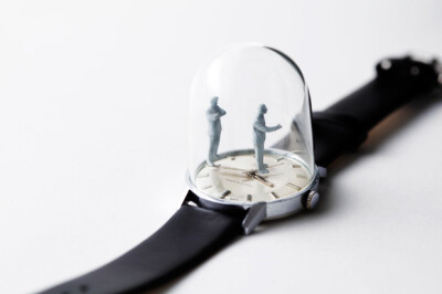 艺术家DominicWilcox（via:http://www.dominicwilcox.com/watchsculptures.htm）用古董表和塑料小人记录下一个个重要时刻。这些瞬间都来自于他对周围生活的观察或来源于新闻报道，小人在分针秒针上随着时间流转分分…