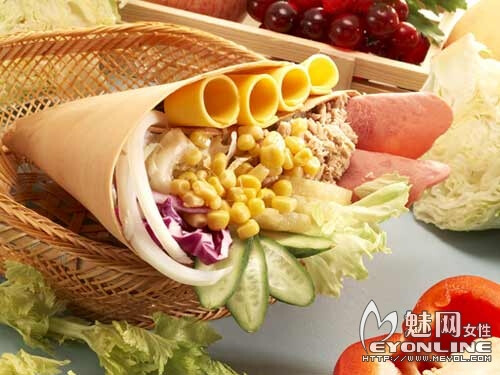 可丽饼—是一种风靡全日本及台湾的流行绿色食品，以特立独行的外表，独具一格的口味成为中西时尚的结合体。当饼浆在加热的可丽饼炉上旋平之后，香气四溢，薄如纸的饼皮加上丰富的新鲜水果，香逸可口。 可丽饼(Crepes)是源起于法国布列塔尼省(Brittany)，布列塔尼是海岛型城市，除 可丽饼 了因地利之便出产美味的海鲜外，布列塔尼最具特色的就是风靡海内外的可丽饼(Crepes) 啰!据说可丽饼是布列塔尼居民的救命粮食，因为布列塔尼是个石头城镇，几乎是寸草不生、贫瘠荒芜，有一年遇到饥荒岛上没有任何食物，布列塔尼人只好将收藏在地窖的面粉拿出来，烤成薄薄的煎饼解决了那年的饥荒的困顿，后来这薄