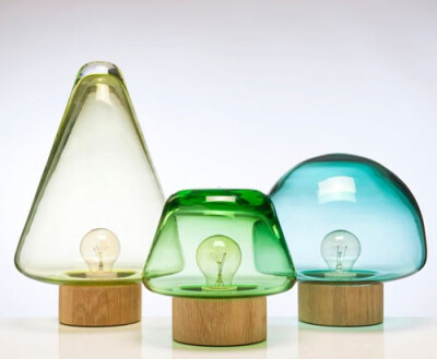 Skog（挪威语中意为森林）系列包括多个不同颜色、形状、大小的玻璃灯。灯罩部分为手工吹制的水晶玻璃，底座为橡木材质。 设计的灵感来自Magnor Glassverk附近的大片森林。灯具可以单独使用，也可以多个搭配出别致的…