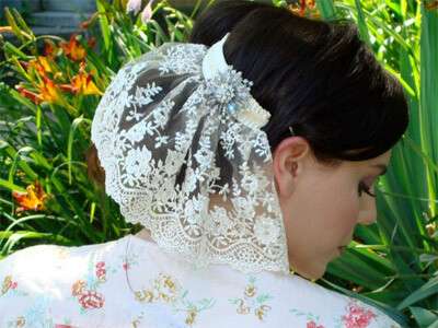Vintage Lace is a cross between the Sweet Jade veil and a bridal hairclip. The lace forms a very tiny veil that covers the lower part of an updo while the brooch adds a little bit of sparkle.