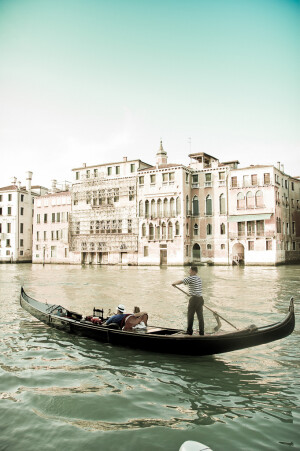 威尼斯gondola (by scpgt)，義大利東北部著名的旅遊與工業城市，島上共有150條運河穿梭在整個島嶼，橋樑更高達數百座之多，當初來建城的先民，是為了躲避蠻族迫害，才會移居海水圍繞的島上，是歐洲最浪漫的城市之一...