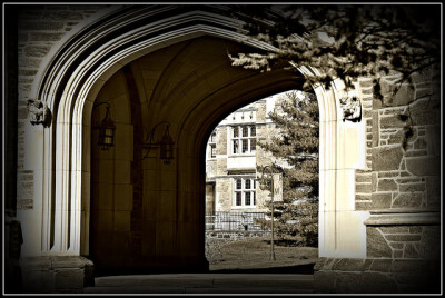 全美最美的校园第45位 Bryn Mawr college 布林茅尔学院位于美国宾夕法尼亚州，1885年建校。文理学院中排名第25位，是美国著名的一所百年名校。布林茅尔学院,英文名为Bryn Mawr College(简称BMC)，是美国的一所女子学…