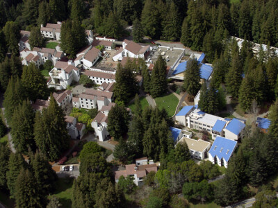 全美最美的校园第40位 加州大学圣克鲁兹分校University of California,Santa Cruz(UCSC)成立于1965年，位于美国加利福尼亚州圣塔克鲁兹 。圣塔克鲁兹 Santa Cruz 位于旧金山以南约2小时的车程，是北加州最著名的海滨…