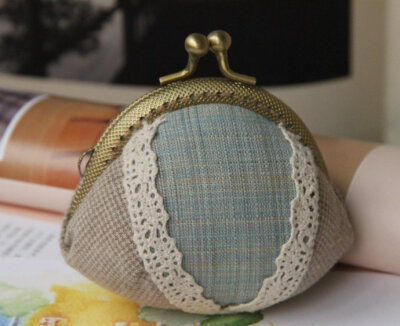 一次做的小口金包 呵呵 一直很喜欢旗袍，喜欢口金包，有些古典，让我就像穿越到了旧上海 这次的口金包一共做了两个，一个是可爱系，糖果的感觉，一个是淡蓝色，雅致，素净