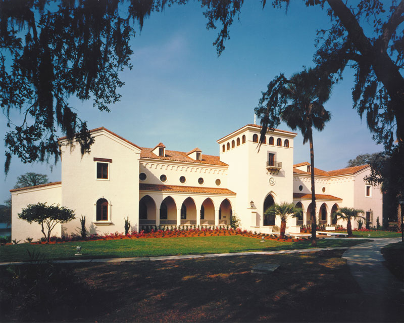 全美最美的校园第37Rollins College位罗林学院是美国一所文科学院。罗林学院建立于1885年。罗林学院由文理学院、汉密尔顿霍尔特学院和克鲁莫尔商学院组成。 设有人类学、社会学、考古学、心理学、历史、哲学、宗教研究、英语、法语、德语、西班牙语、音乐、舞蹈、古典研究、戏剧、亚洲研究、非洲-美洲研究、澳洲研究、物理学、通讯学、生物化学/分子生物学、生物学、计算机科学、经济学、环境研究学、国际贸易、国际关系、数学、海洋生物学、可持续发展与环境学、建筑学等专业。